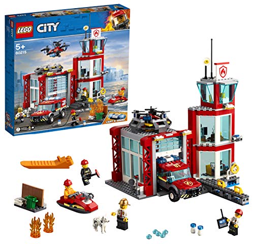 LEGO City Fire Caserma dei Pompieri su 3 Livelli con 4 Minifigures Mattoncini Sonori e Luminosi, Set Ricco di Dettagli e Accessori per Bambini dai 5 Anni in Su, 60215