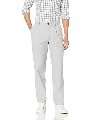 Amazon Essentials Classic-Fit Wrinkle-Resistant Pleated Chino Pant Pantaloni, Grigio (Light Grey), W33/L28 (Taglia Produttore: 33W x 28L)
