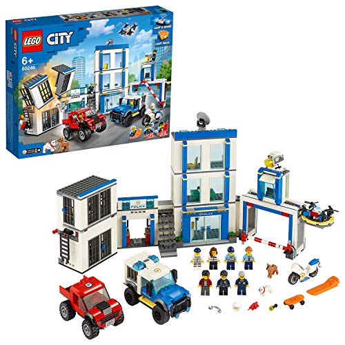 LEGO - City Stazione di Polizia, Set di Costruzioni per Bambini con 2 Camion Giocattolo, Mattoncini Sonori e Luminosi, un Drone e una Motocicletta, 60246