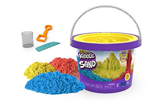 Kinetic Sand, Secchiello da 2,72 Kg con 3 Colori di Sabbia e 3 Accessori, dai 3 Anni - 6058787