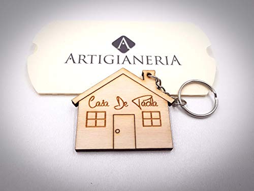 ArtigianeriA - Portachiavi in legno a forma di casa, personalizzato con testo a scelta. Incisione realizzata a laser in Italia. Idea regalo per ogni occasione.