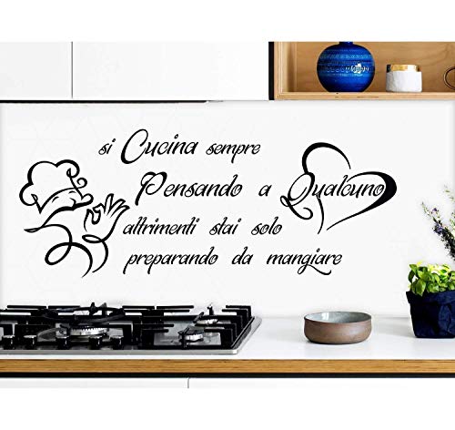 ADESIVI MURALI FRASI CITAZIONI Si Cucina sempre pensando a qualcuno altrimenti stai solo preparando da mangiare Wall Stickers Adesivo Murale Frase Citazione Decorazione interni Frasi 80 x 32 CM