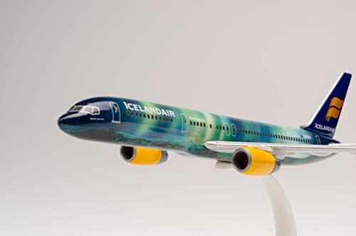 Herpa 610735 – Boeing 757 – 200 Icelandair Hekla Aurora Wings, modello aereo con piedistallo, modellismo, miniatura, pezzo da collezione, plastica, Snap Fit – scala 1:200