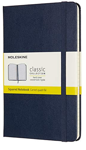 Moleskine Classic Notebook, Taccuino a Quadretti, Copertina Rigida e Chiusura ad Elastico, Formato Medium 11,5 x 18 cm, Colore Blu Zaffiro, 208 Pagine