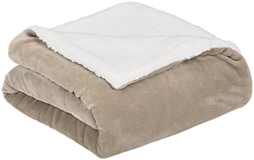 AmazonBasics - Coperta in micro-mink e sherpa, 220 x 240 cm, Grigiobruno