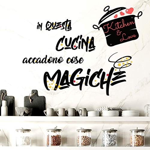 Adesivi Murali Cucina in questa cucina accadono cose magiche Frasi scritte italiano wall stickers kitchen decorazione casa adesivi da parete adesivo muro citazioni decorazioni da muro Stickerdesign