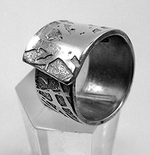 Anello in alluminio aperto, artisticamente inciso, con testo personalizzato.