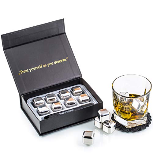 Esclusivo Whisky Stones Set di Regalo in Acciaio Inox - 8 Cubetti di Ghiaccio per Lui - Whiskey Riutilizzabili - Set di Pietre da Whisky - Cubetti Refrigeranti con Sottobicchieri + Pinze by Amerigo