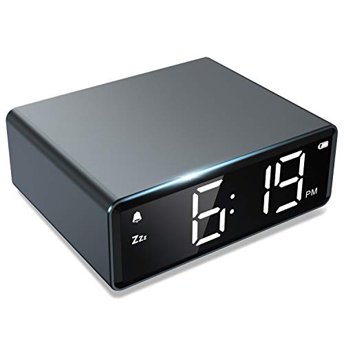 NOKLEAD Sveglia digitale, 4 luminosità, orologio digitale a LED, con sveglia Snooze 12/24 h, doppio adattatore, facile da usare, piccolo orologio in metallo per camera da letto, viaggi, ufficio