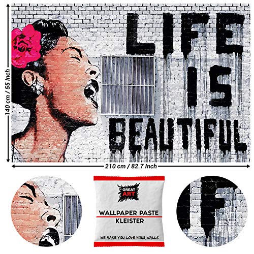 GREAT ART Photo Carta da Parati – Banksy Graffiti – Life is Beautiful – La Vita è Bella Arte di Strada Decorazione Pop Art Street Style Stencil – 210 x 140 cm 5 pezzi e colla