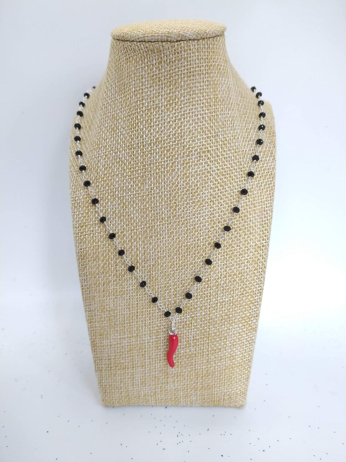 Collana girocollo stile rosario con cristalli neri e ciondolo a forma di cornetto rosso