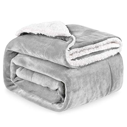 Coperta in Pile di Sherpa e Flanella per tutte le stagioni 150x200cm, Plaid Doppio Strato, Super Morbida Accogliente e Caldo per Divano, Letto, Ufficio (Grigio Chiaro)