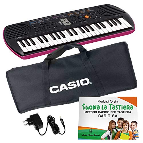 Kit Pianola Tastiera Casio SA 78 (fondo Rosa) con Borsa Casio (con 2 maniglie), Alimentatore e Metodo “Suona la Tastiera”